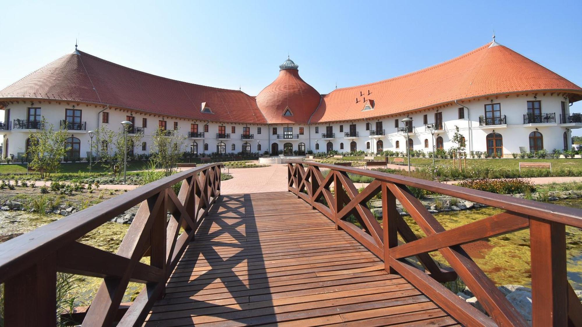 Hungarikum Hotel Lakitelek Buitenkant foto